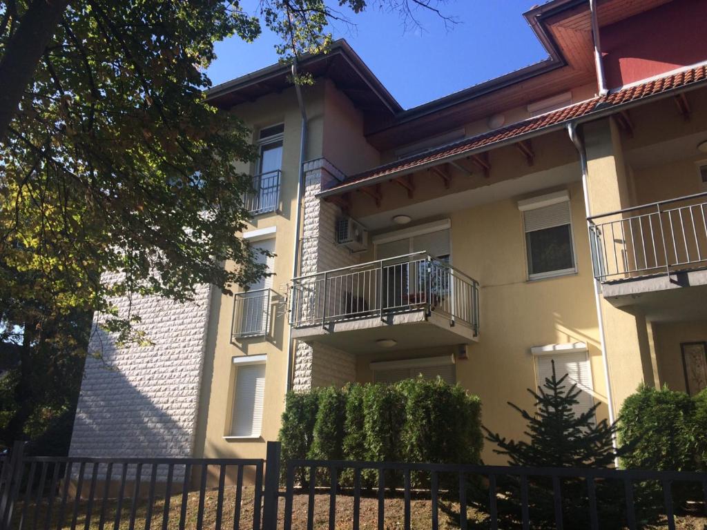 budynek z balkonami po jego stronie w obiekcie Rehab Apartment VIP w Hévízie