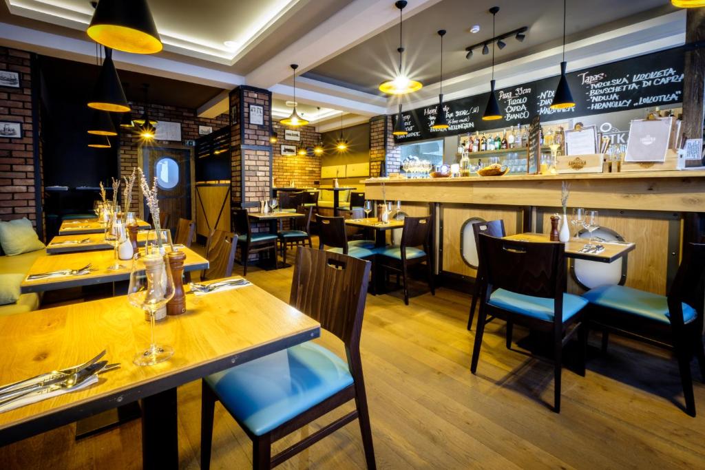 Restoran või mõni muu söögikoht majutusasutuses Hotel U Nádraží
