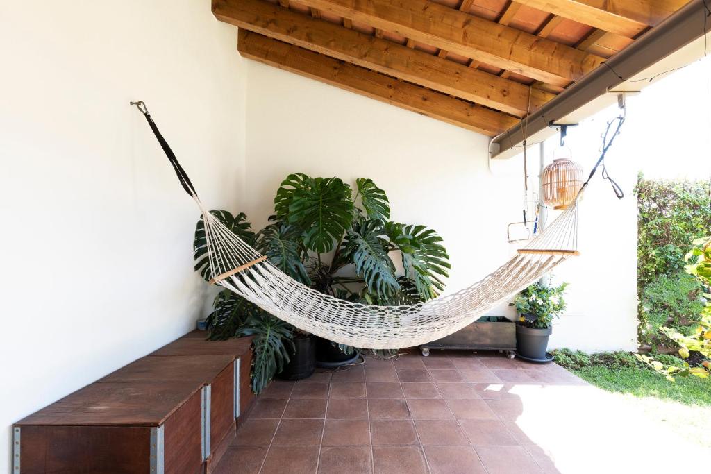 A garden outside RUSTIC & CHIC b&b