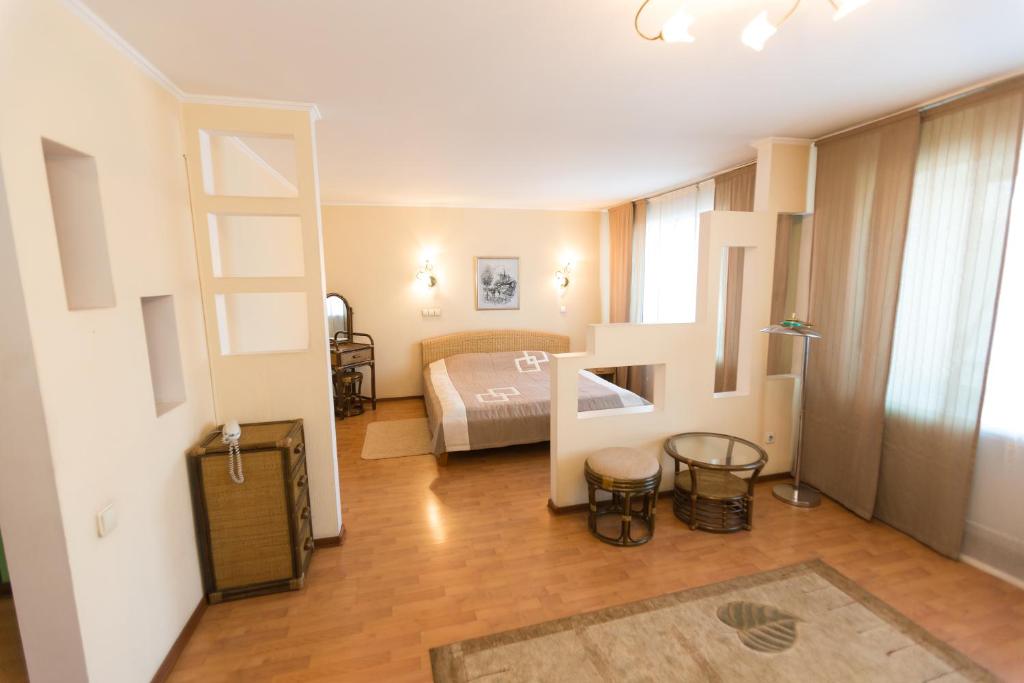 Un dormitorio con una cama y una escalera en una habitación en Pallada Hotel, en Novokuznetsk