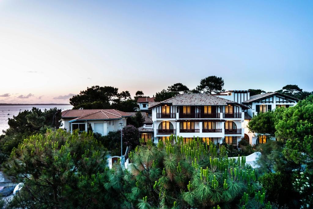 a house on the shore of a body of water at Villa du Pyla in Pyla-sur-Mer