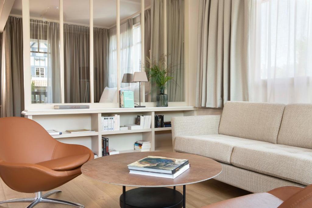 a living room with a couch and a table at Villa du Pyla in Pyla-sur-Mer