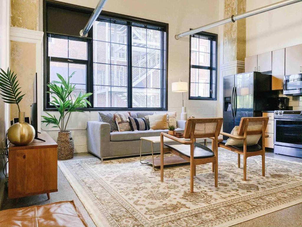 uma sala de estar com um sofá e uma mesa em Modern Downtown Loft on Gay St em Knoxville