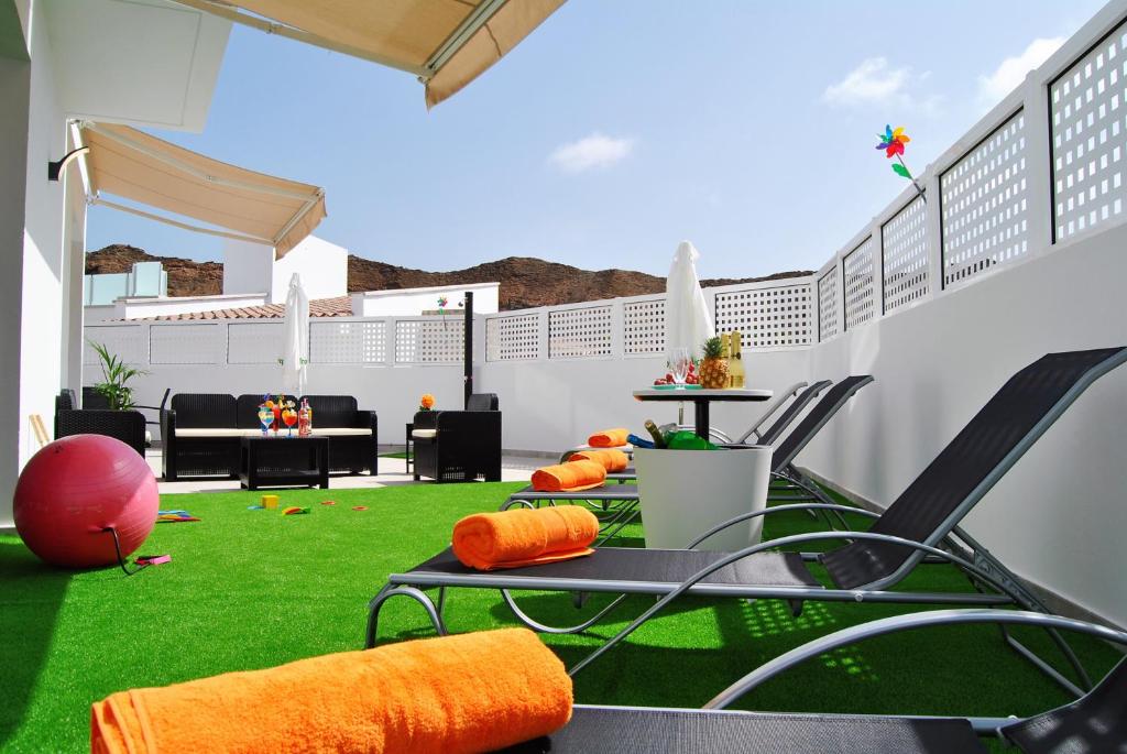 Posezení v ubytování Big Villa Tauro with Private Heated Saltwater Pool & Jacuzzi & BBQ & Game Room & Arcade Games
