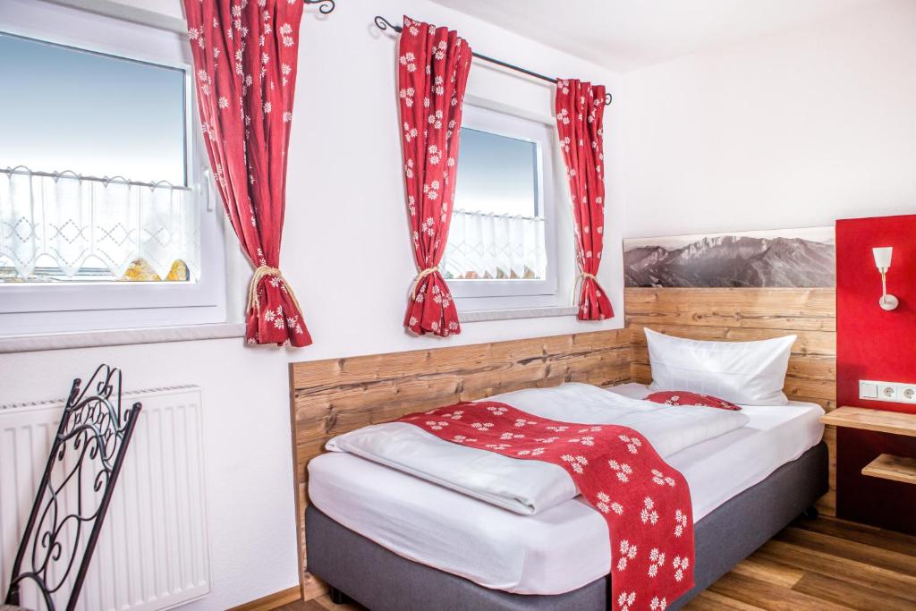 Postel nebo postele na pokoji v ubytování Traditions-Gasthaus Bayrischer Hof