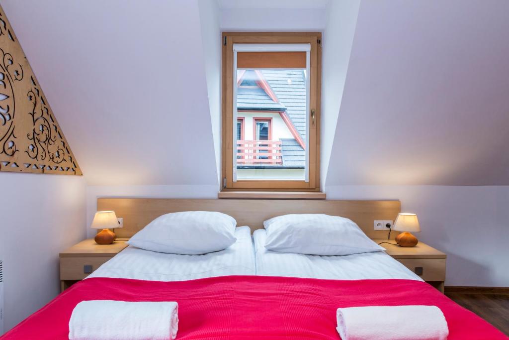 Posteľ alebo postele v izbe v ubytovaní udanypobyt Apartamenty Przy Dolinach A i B