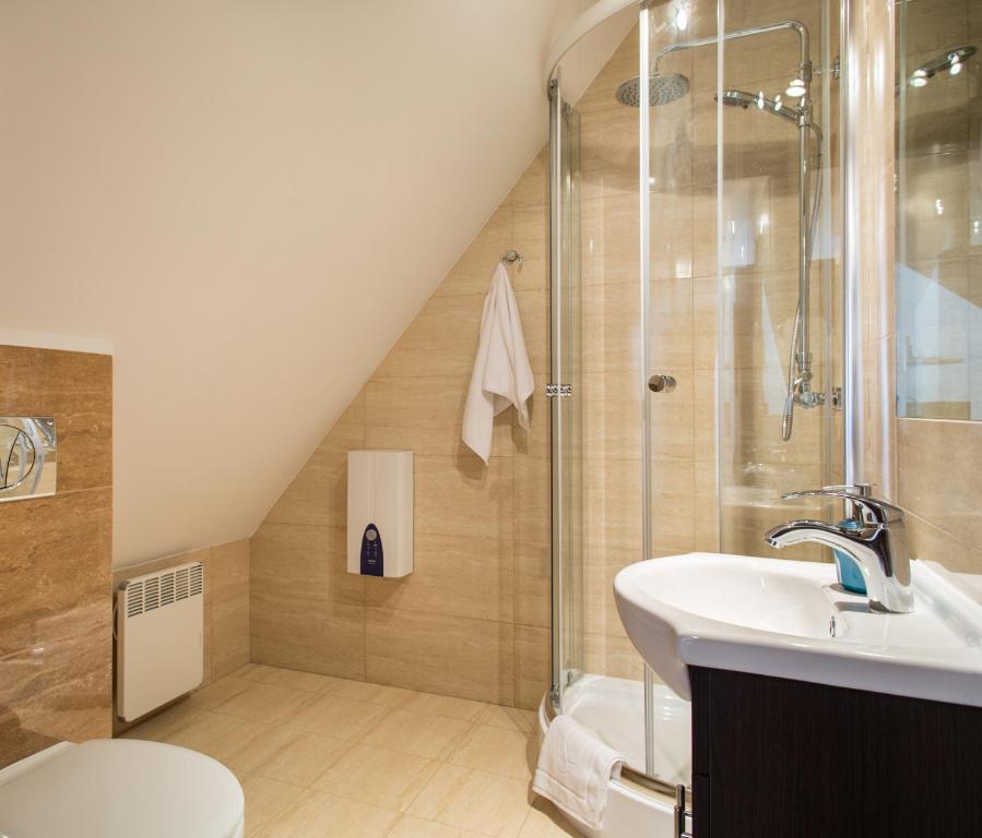 Kúpeľňa v ubytovaní udanypobyt Apartamenty Przy Dolinach A i B