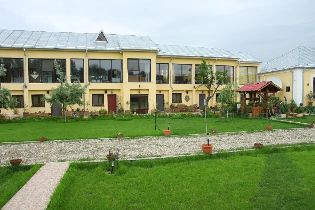 IslazにあるVilla Giuliaの大きな黄色の建物