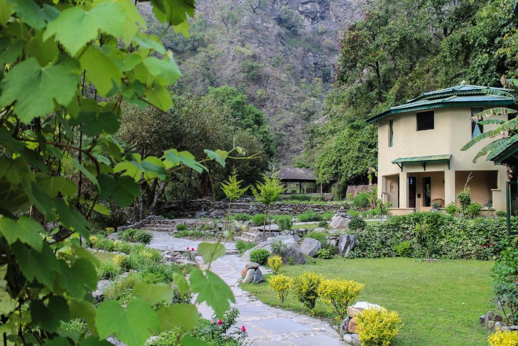 Taman di luar Soulitude by the Riverside