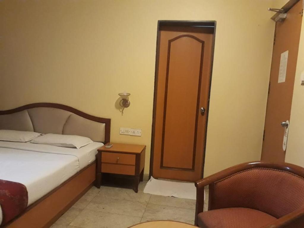 Postel nebo postele na pokoji v ubytování The Samrat Hotel near Pune Railway Station