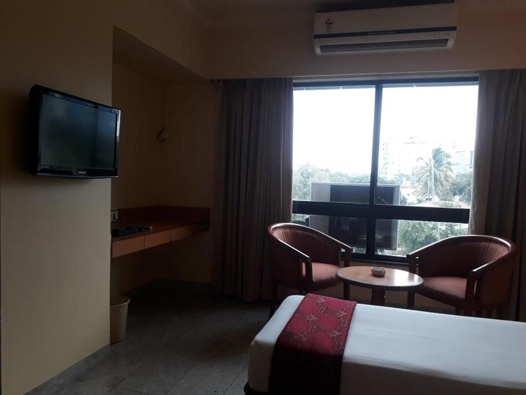 TV a/nebo společenská místnost v ubytování The Samrat Hotel near Pune Railway Station