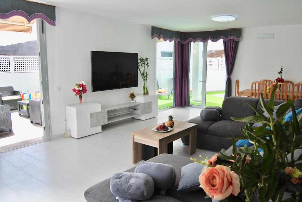 TV a/nebo společenská místnost v ubytování Big Villa Tauro with Private Heated Saltwater Pool & Jacuzzi & BBQ & Game Room & Arcade Games