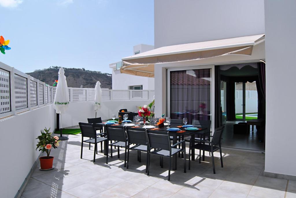 Balkón nebo terasa v ubytování Big Villa Tauro with Private Heated Saltwater Pool & Jacuzzi & BBQ & Game Room & Arcade Games