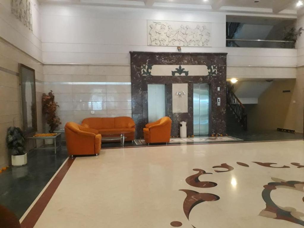 Posezení v ubytování The Samrat Hotel near Pune Railway Station
