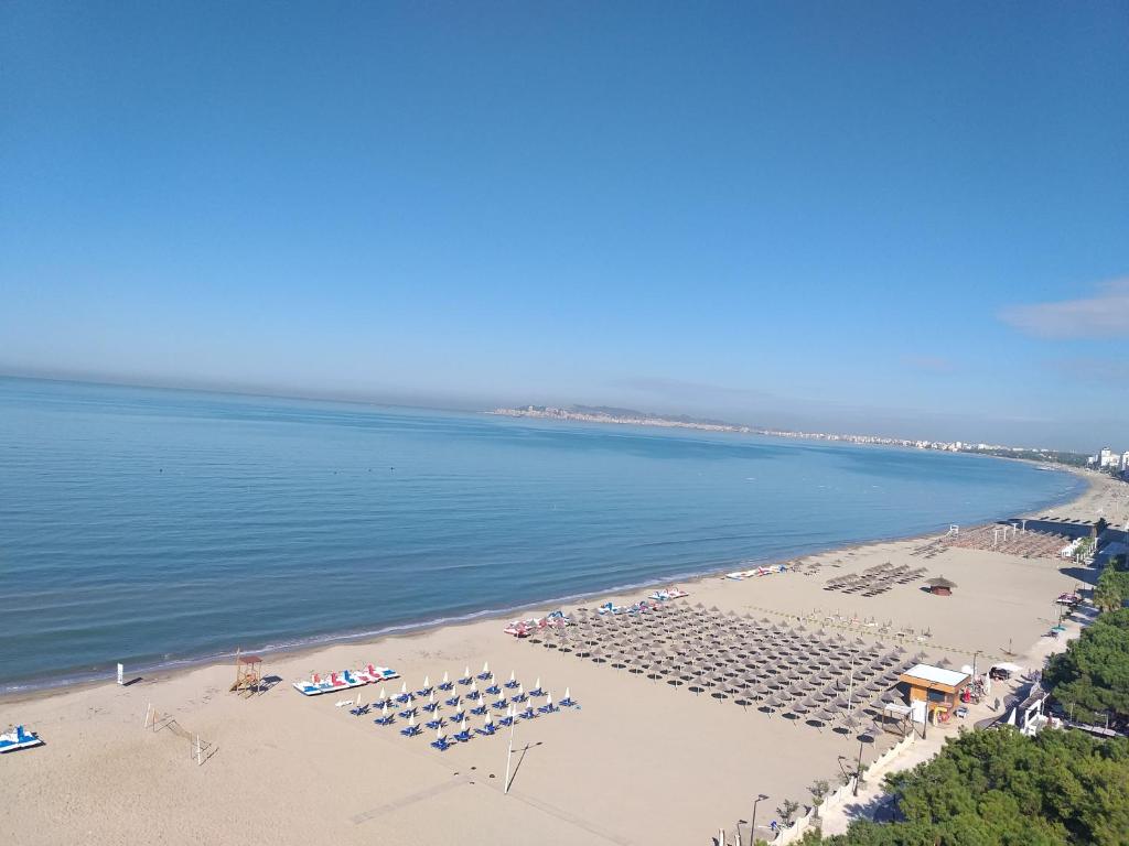 una vista aérea de una playa con mesas y sillas en Bral Apartments, en Durrës