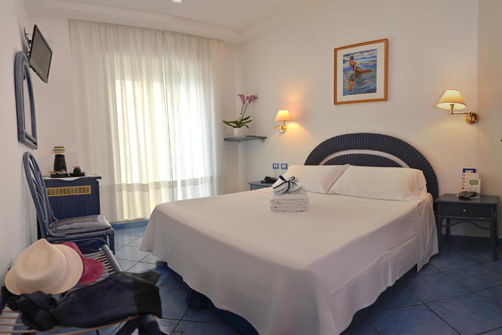 Un pat sau paturi într-o cameră la Hotel Pensione Reale