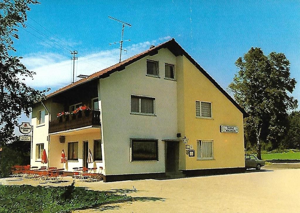 a yellow and white house with a balcony at Gasthof Waldeck in Haidkapelle