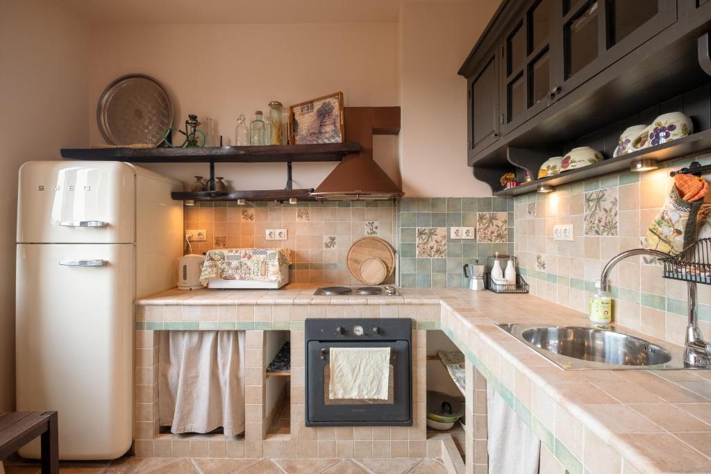 uma cozinha com um balcão com um lavatório e um frigorífico em Kings Park Boutique Apartment em Sófia
