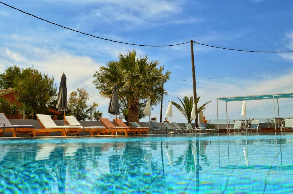 Bazén v ubytování SunRose Beach Aparthotel nebo v jeho okolí