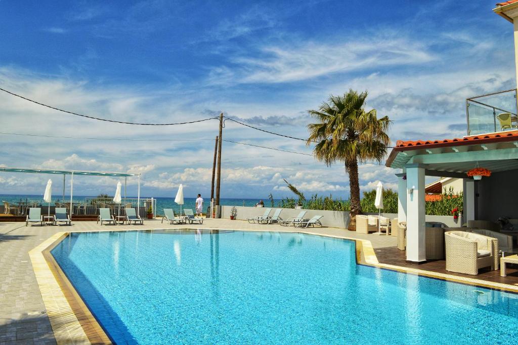 Bazén v ubytování SunRose Beach Aparthotel nebo v jeho okolí