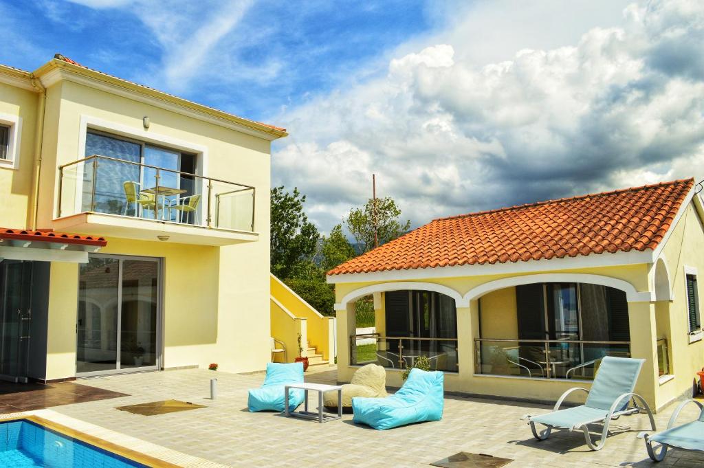 Bazén v ubytování SunRose Beach Aparthotel nebo v jeho okolí