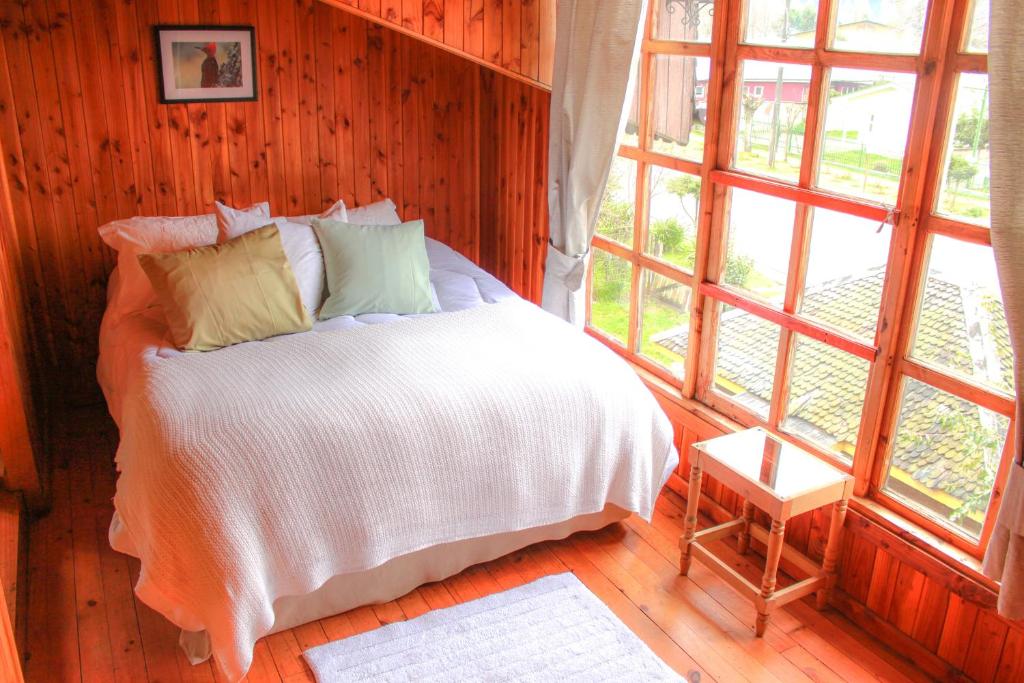 A bed or beds in a room at Hostal La Casa del Carpintero