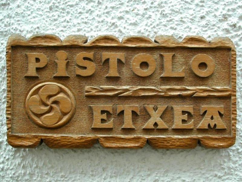 Certificado, premio, señal o documento que está expuesto en Apartamentos Pistolo