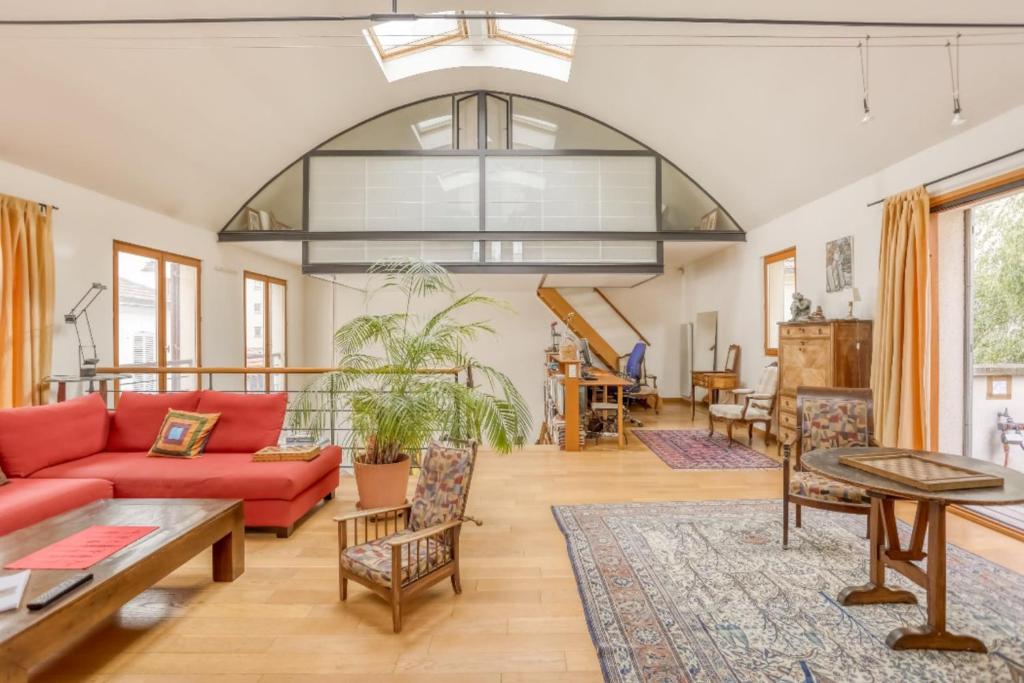 un salon avec un canapé rouge et une table dans l'établissement Appartement Dombasle Tour Eiffel - Welkeys, à Paris