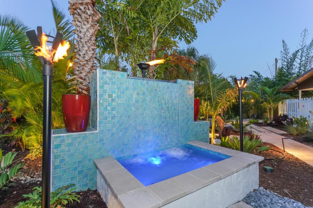 Bazén v ubytování Siesta Key Palms Resort nebo v jeho okolí