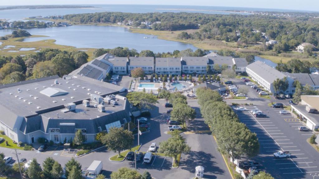 uma vista aérea de um grande edifício com estacionamento em The Cove at Yarmouth, a VRI resort em Yarmouth