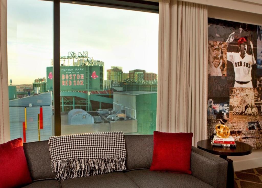 Hotel Commonwealth - Suite Con Balcón