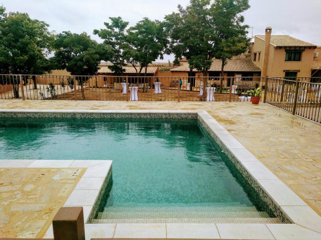 una piscina en medio de un patio en La Casa del Corro, en Villanueva de San Mancio