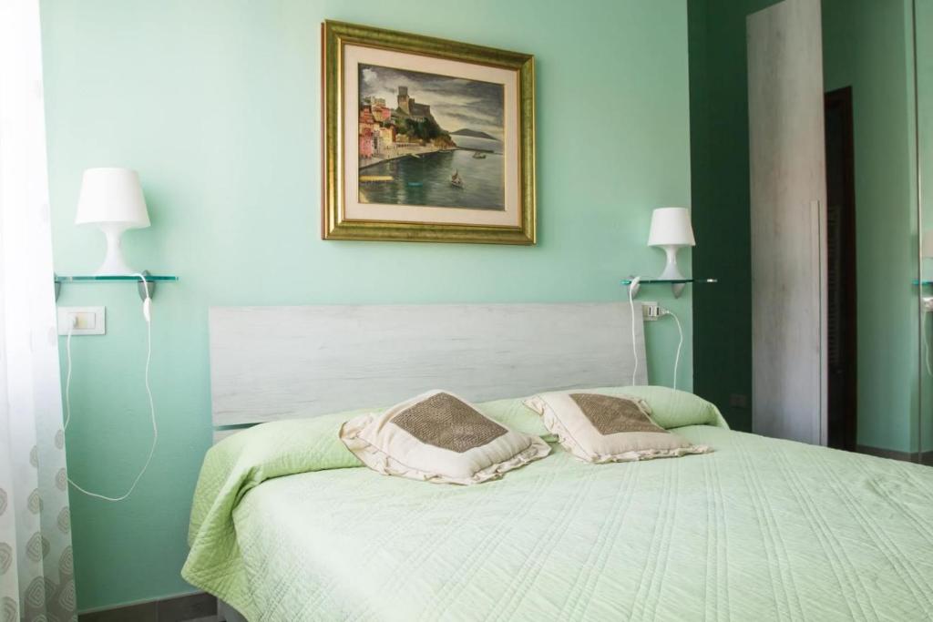 1 dormitorio con 1 cama con una foto en la pared en Golfo dei poeti en Lerici