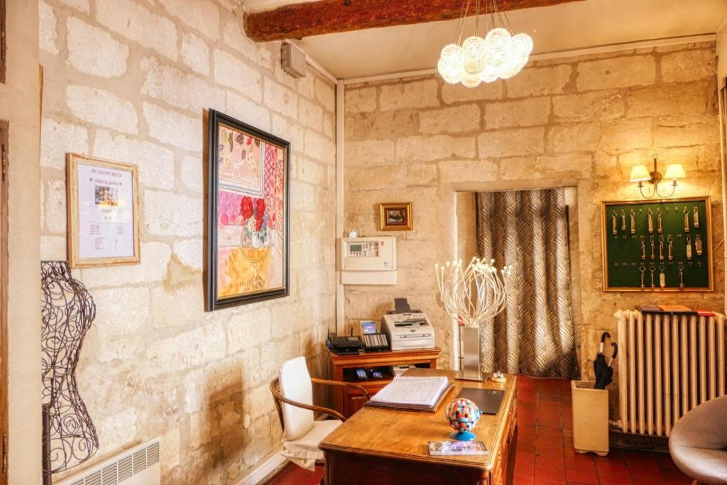 Au Saint Roch - Hôtel et Jardin - Resim 16