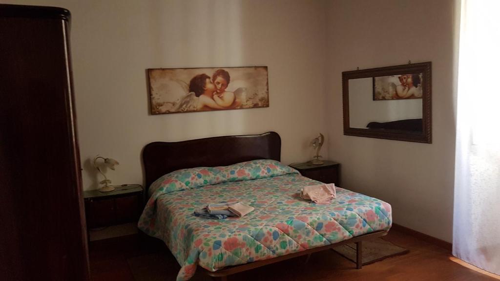 um pequeno quarto com uma cama e um espelho em Casa Vacanze Yuli em Roma