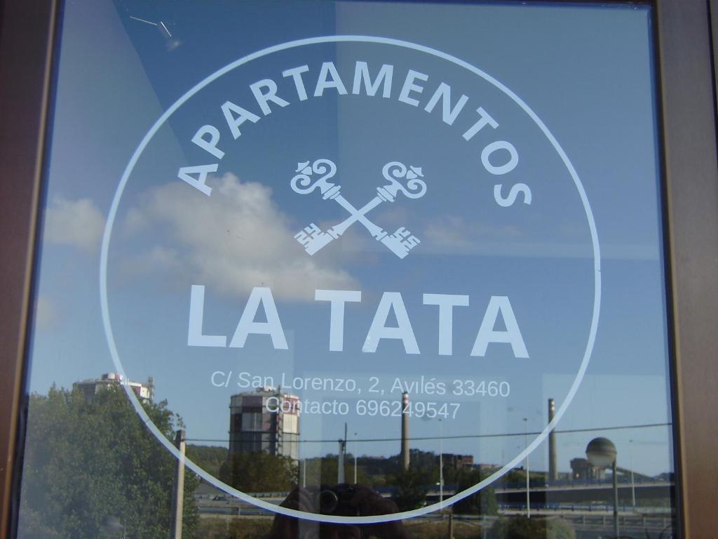 un panneau sur la fenêtre d'un bâtiment la tata dans l'établissement Apartamentos La Tata, à Avilés