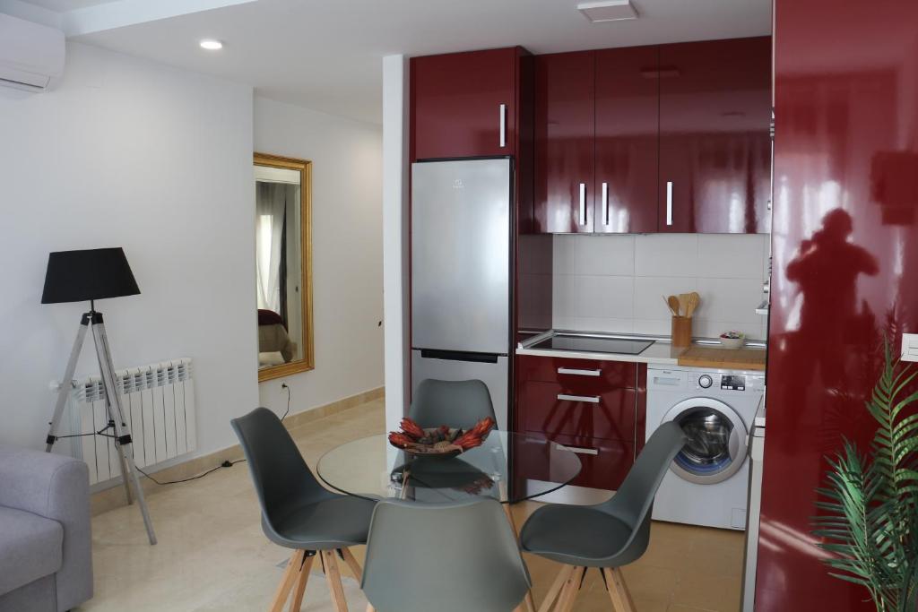 - une cuisine avec une table et des chaises dans la chambre dans l'établissement Apartamento Homelife Roca Tarpeya 4, à Tolède