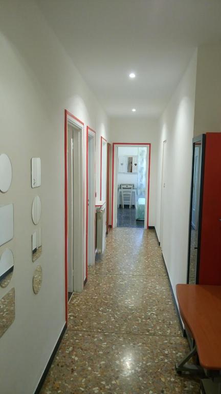 een hal met witte muren en een tafel in een kamer bij Sonia's house in Albissola Marina