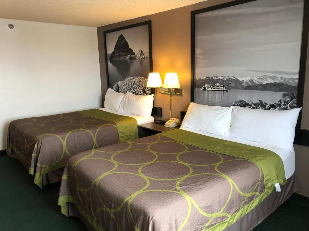 Postel nebo postele na pokoji v ubytování Super 8 by Wyndham Winnemucca NV