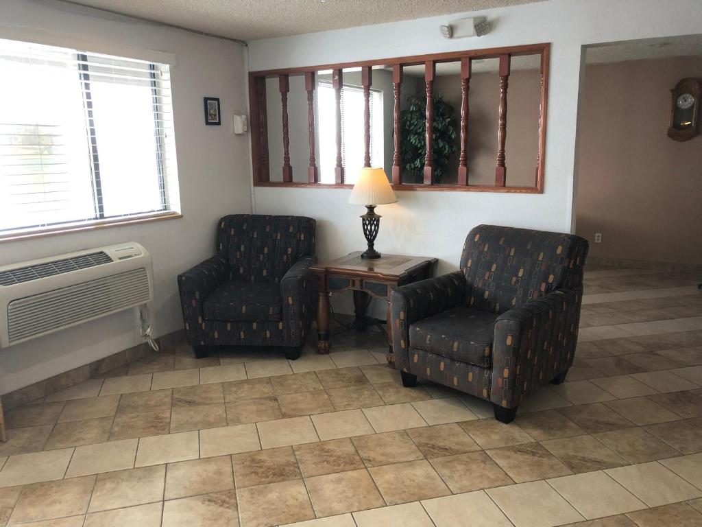 Posezení v ubytování Super 8 by Wyndham Winnemucca NV