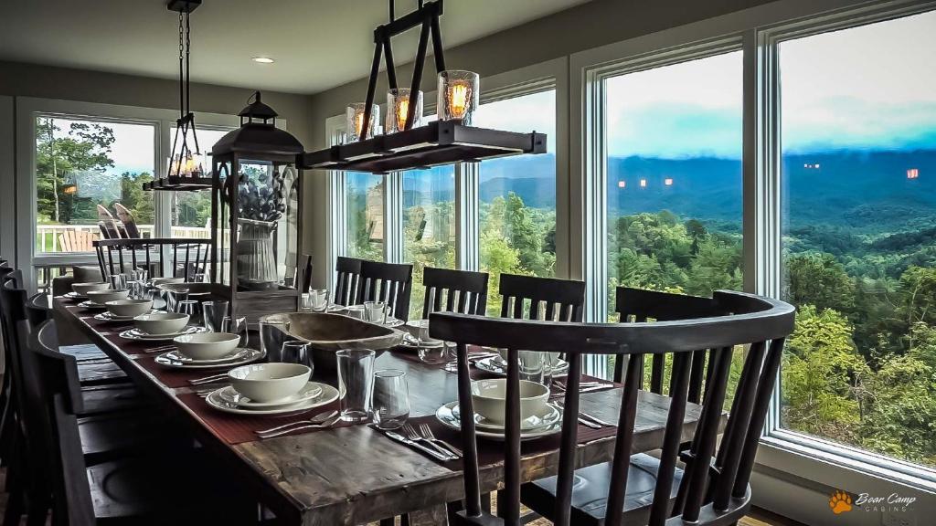 A restaurant or other place to eat at Leconte Mountain Lodge