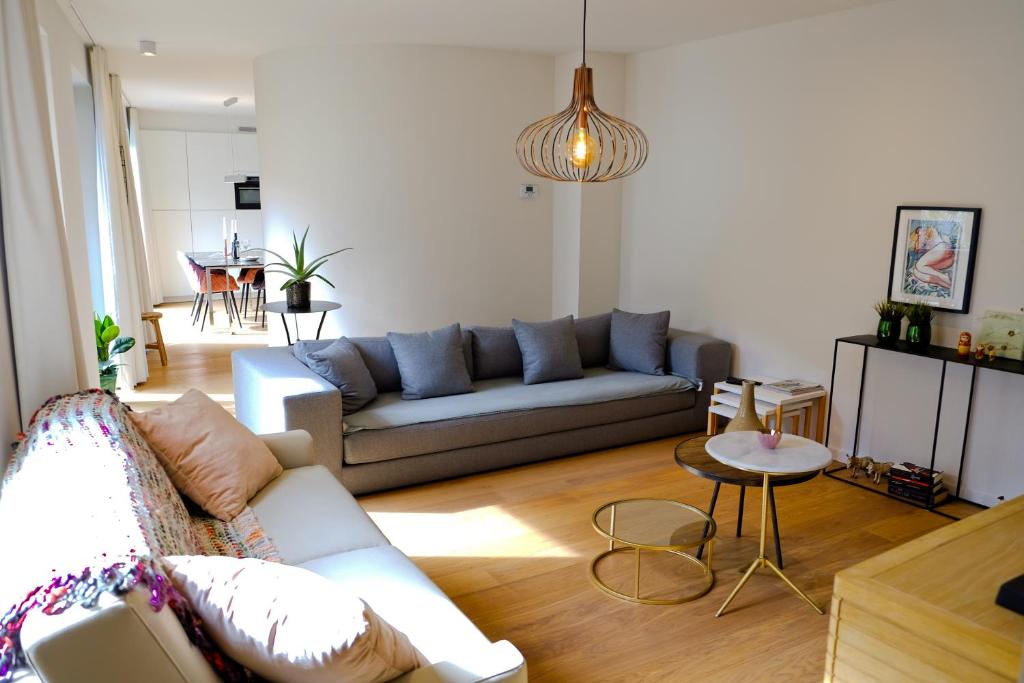 un soggiorno con divano e tavolo di Modern Appartment in the Heart of Ghent a Gand