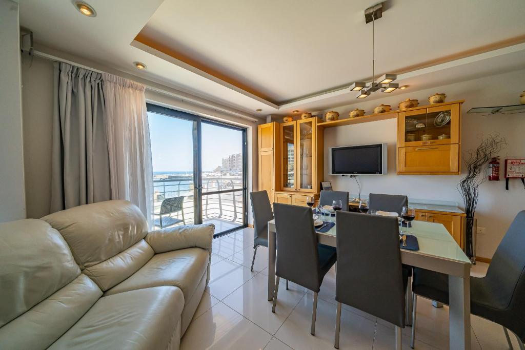 TV a/nebo společenská místnost v ubytování Marsalforn Apartment Del Mar