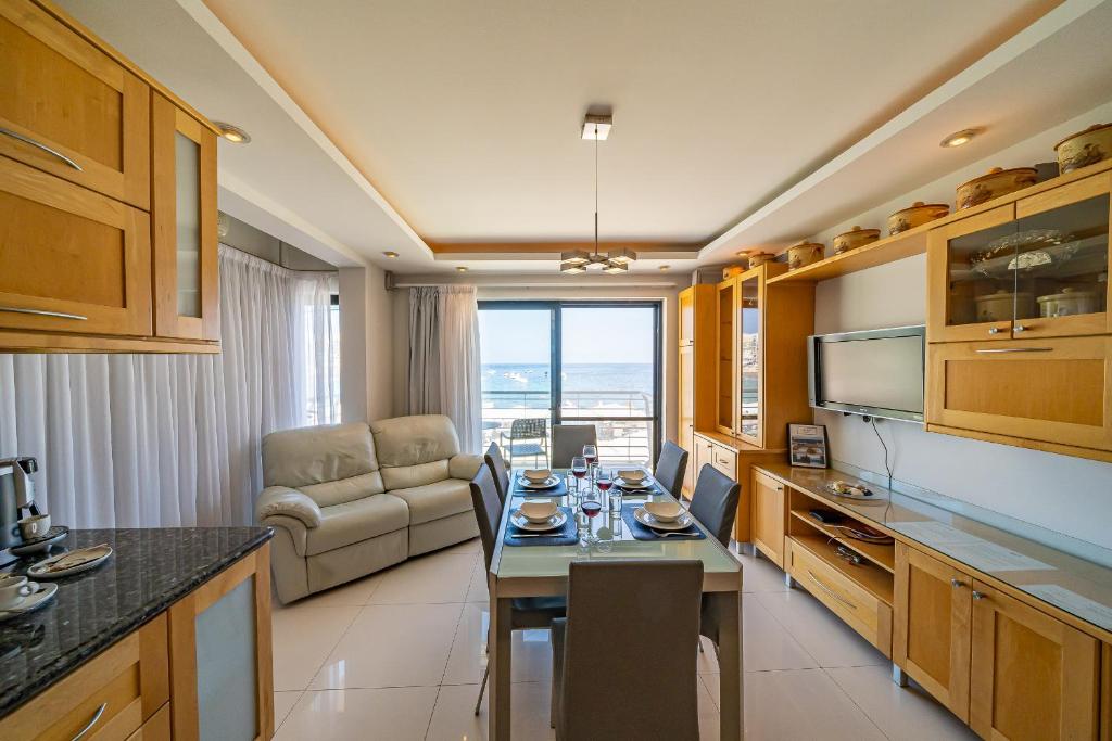 Kuchyň nebo kuchyňský kout v ubytování Marsalforn Apartment Del Mar