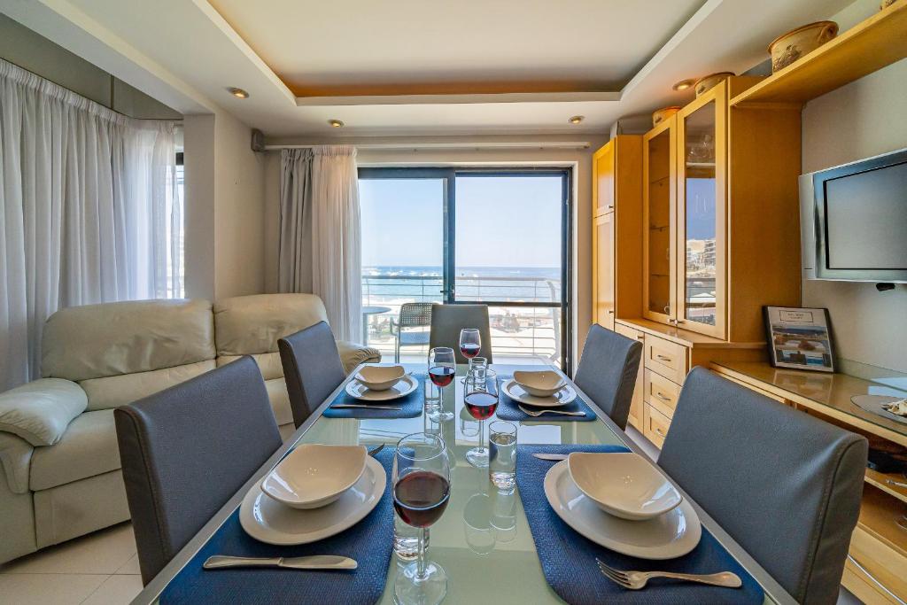 Posezení v ubytování Marsalforn Apartment Del Mar