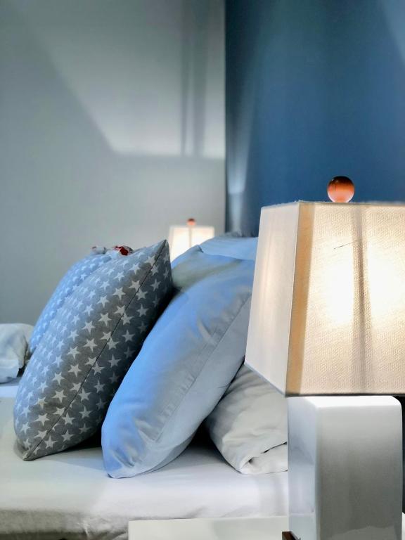 a bed with pillows and a box on it at Ferienwohnungen Bosbuell Huus in Bosbüll