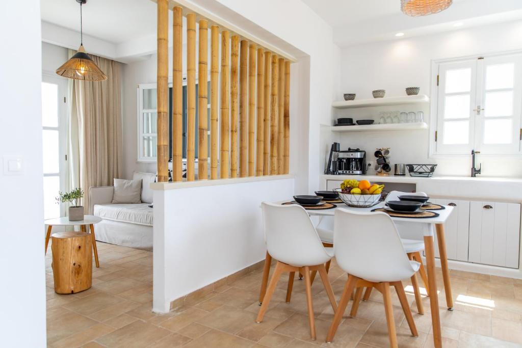una cucina e un soggiorno con tavolo e sedie di Harmony Luxury Villas Naxos a Naxos Chora