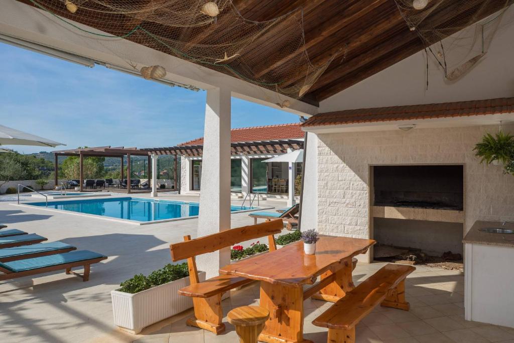 Bazén v ubytování Villa DIVA Holiday House nebo v jeho okolí