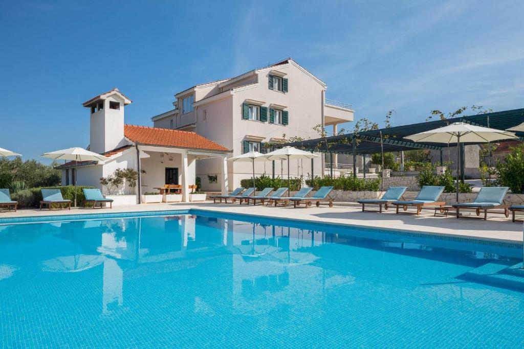 Bazén v ubytování Villa DIVA Holiday House nebo v jeho okolí