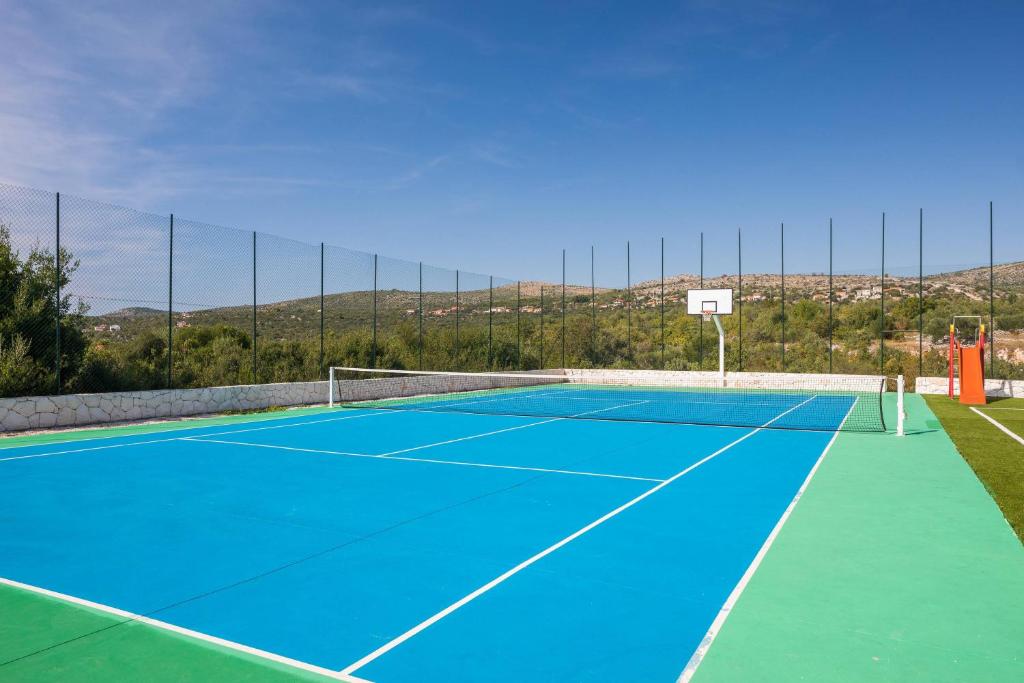 Tenis a/nebo squash v ubytování Villa DIVA Holiday House nebo okolí